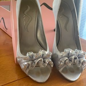 Women’s Nina Silver Peep Toe Heels (7.5)